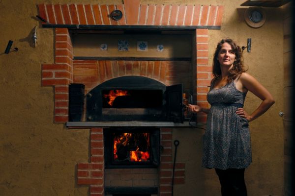 <strong>Le Pain d’Anaïs</strong> <em>Anaïs devant le four à gueulard</em><br /></p><p>