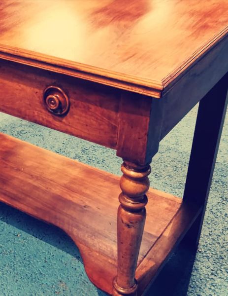 <strong>Rénovation d’une table de toilette.</strong> <em>Relooking meuble</em><br  /></p><p> 