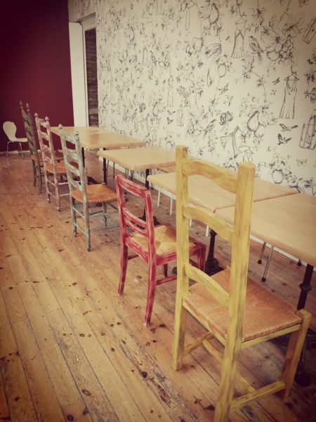 <strong>Mobilier chiné et rénové pour un salon de thé.</strong> <em>Relooking meuble</em><br  /></p><p> 