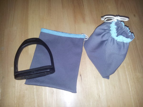 <strong>Housse d’étriers grises et bleues</strong> <em>Housses d’étriers en coton gris bordé turquoise.</em><br /></p><p>