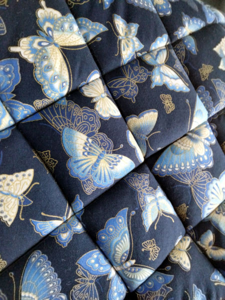 <strong>Tapis coton japonais bleu papillons détails 2</strong> <em>Tapis de selle en coton japonais bleu marine imprimé papillons. Détail du matelassage</em><br  /></p><p> 