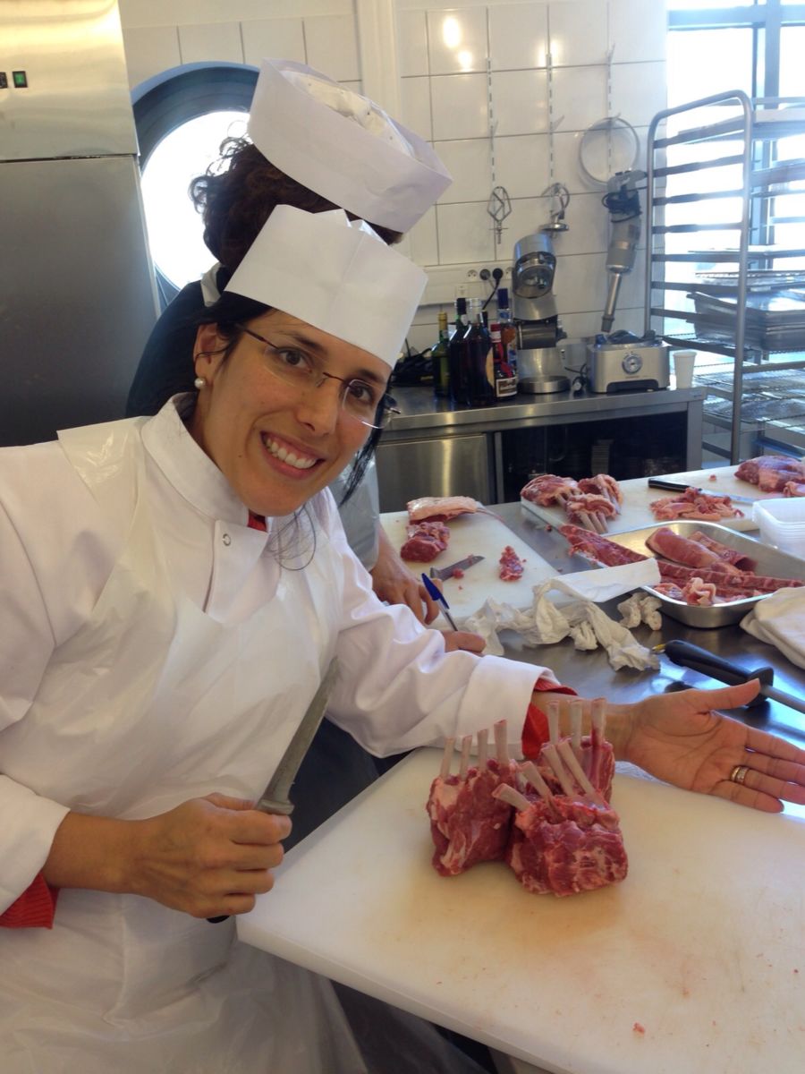 daniela-montre-des-côtes-dagneau-dans-un-cours-de-cuisine-a-paris