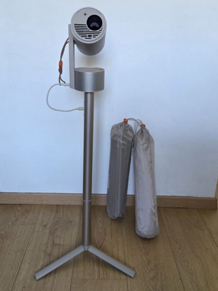 <strong>Matériel de projection</strong> <em>Projecteur et écran portatif plié</em><br  /></p><p> 