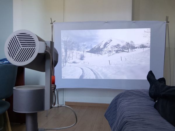 <strong>Projection sur écran portatif</strong> <em>Ecran portatif qui permet d&rsquo;utiliser le rétroprojecteur n&rsquo;importe où.</em><br  /></p><p> 